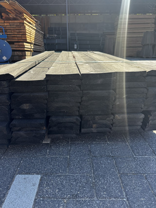 Ca. 77x Vuren plank fijn bezaagd ZWART